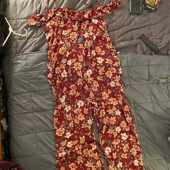 Burgundy floral jumpsuit with key hole cutout - Picture 2 of 4